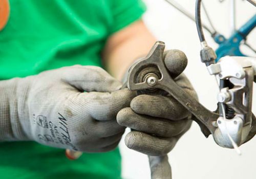 Nahaufnahme: Mann repariert Fahrrad