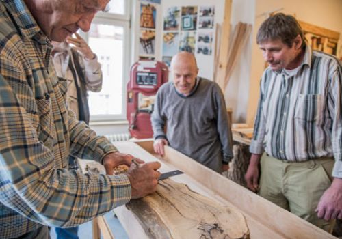 Bei der Arbeit mit Holz