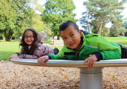 Kinder auf dem Spielplatz