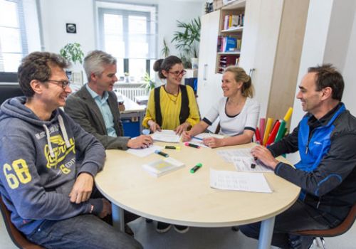 Leute am Tisch im meeting