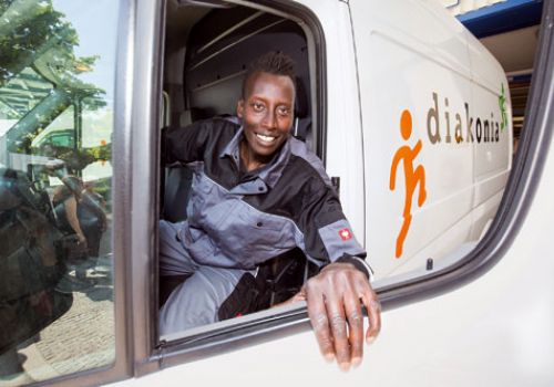 Mann am Steuer eines Transporters