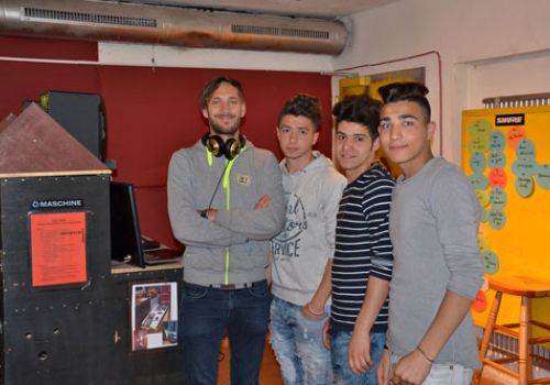 Jugendliche nach Aufnahme von Song