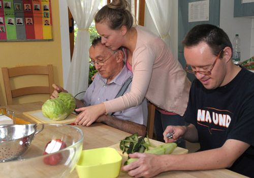 Leute bereiten Essen zu