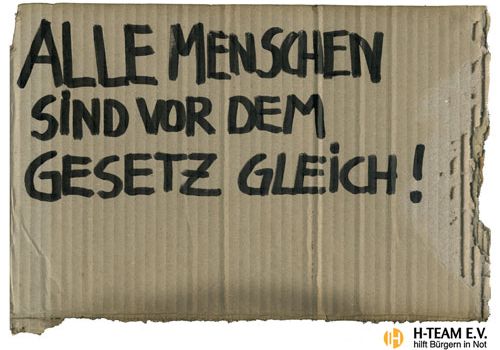 Pappe mit Spruch: Alle Menschen sind vor dem Gesetz gleich!